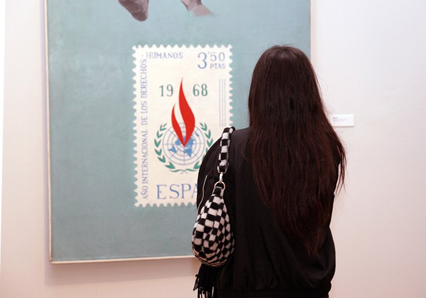 Person looking at the painting by Monjalés 'Els drets humans / La tortura', 1968
